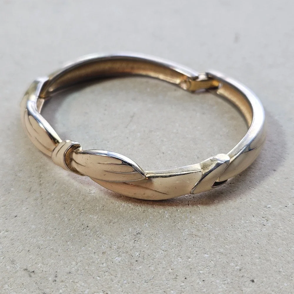 Monet Vintage Gold Tone Bow Hinged Bangle Bracelet‎ Costume Jewelry